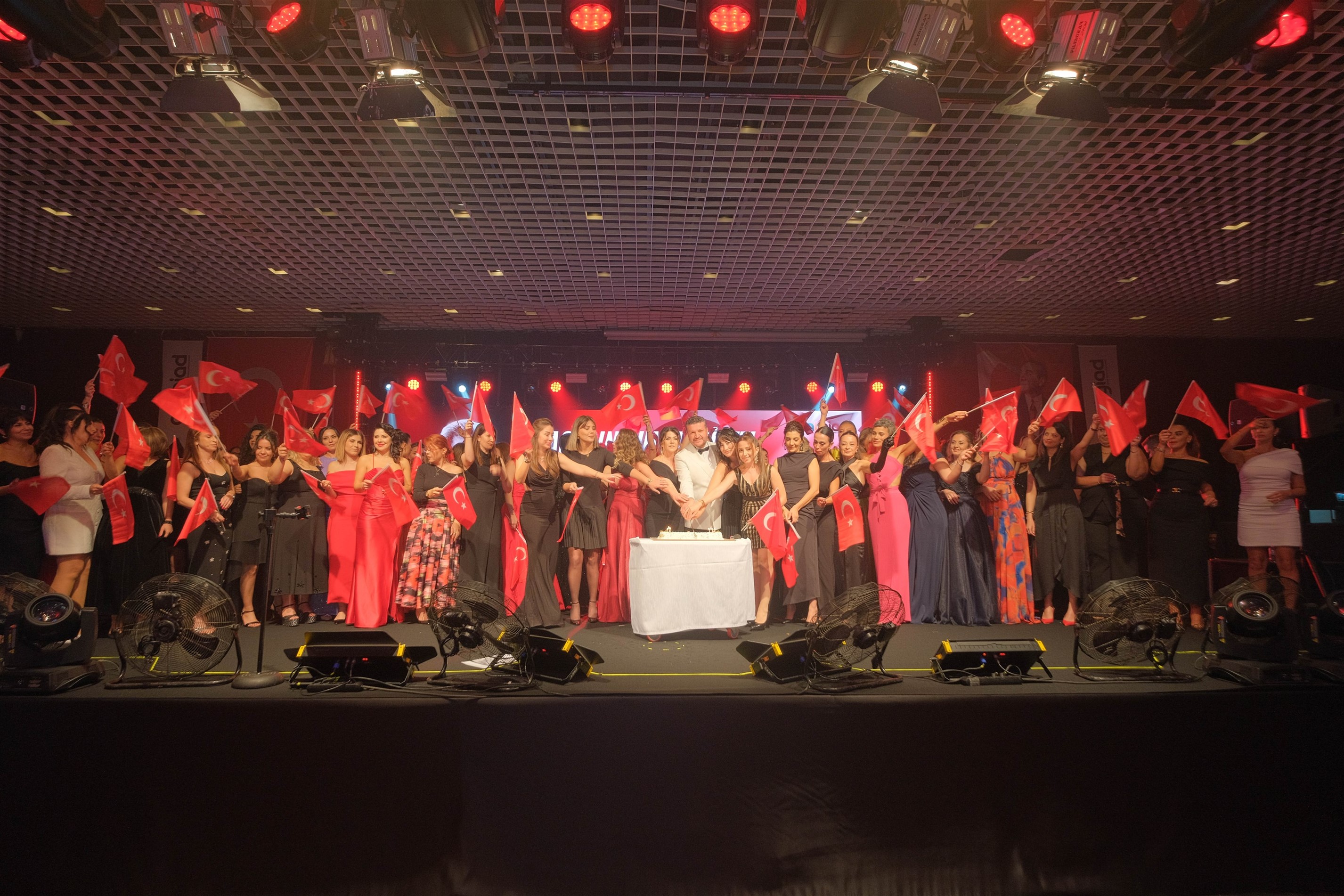 ANTGİAD CUMHURİYET BALOSUNDA COŞKU VE GURUR BİR ARADAYDI